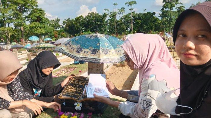Indah anak Almarhum Noverdi korban kecelakaan di jalan Adisucipto Pekanbaru, melaksanakan ziarah