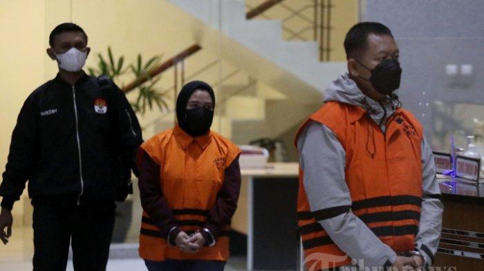 Sekretaris Daerah Pekanbaru Indra Pomi Nasution (kanan) dan Plt Kepala Bagian Umum Sekretariat Daerah Pekanbaru Novin Karmila (tengah) mengenakan rompi tahanan usai menjalani pemeriksaan di Gedung KPK, Jakarta, Rabu (4/12/2024) dini hari. KPK menetapkan Penjabat (Pj) Wali Kota Pekanbaru, Riau, Risnandar Mahiwa, Sekretaris Daerah Pekanbaru Indra Pomi Nasution dan Plt Kepala Bagian Umum Sekretariat Daerah Pekanbaru Novin Karmila sebagai tersangka kasus dugaan korupsi pengelolaan anggaran Pemerintah Kota (Pemkot) Pekanbaru Tahun 2024-2025 setelah terjaring operasi tangkap tangan (OTT) dengan barang bukti berupa uang sejumlah Rp 6,82 miliar.