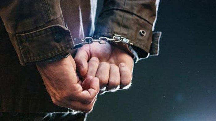 Pocong ketahuan mencuri