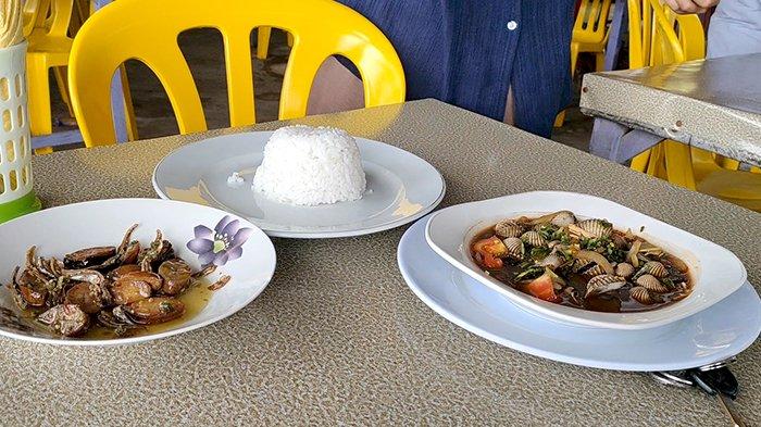 Menikmati suasana dan kuliner di Pantai Selat Baru, Bengkalis, Riau.