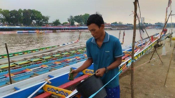 Pawang Jalur menggelar ritual jelang pertandingan, Jumat (23/8/2024)