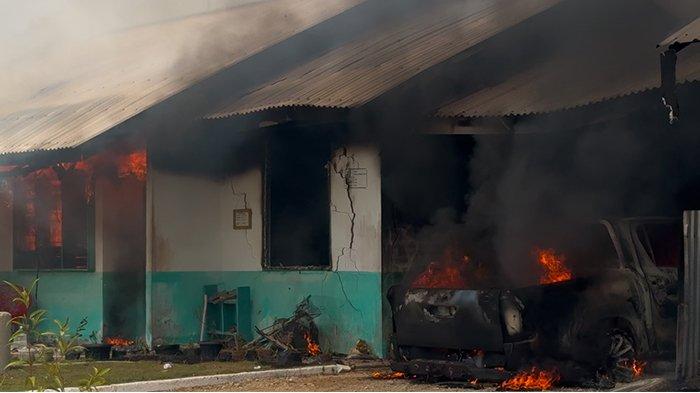 TERBAKAR - Rumah karyawan dan mobil PT SSL di Siak dibakar ribuan warga, Rabu (11/6/2025).