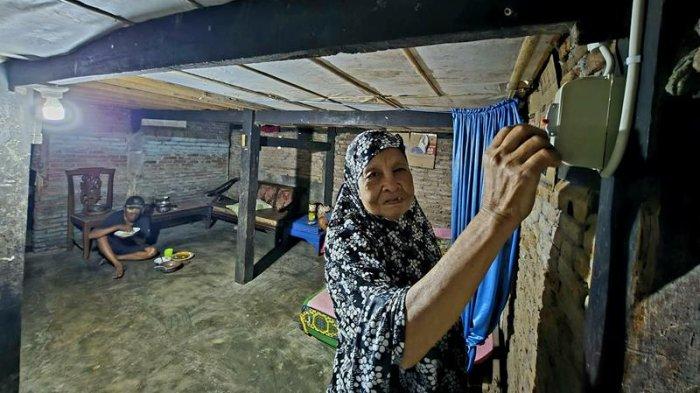 Memperingati Hari Listrik Nasional (HLN) ke-79, PT PLN (Persero) melalui program Light Up The Dream memberikan bantuan listrik gratis kepada 3.725 keluarga kurang mampu secara serentak di seluruh Indonesia pada Rabu (23/10/2024).