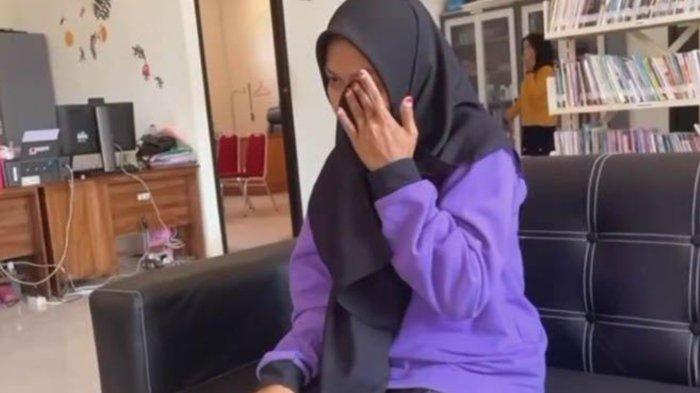Tangis pilus guru Supriyani saat Dieksekusi Jaksa di depan anaknya