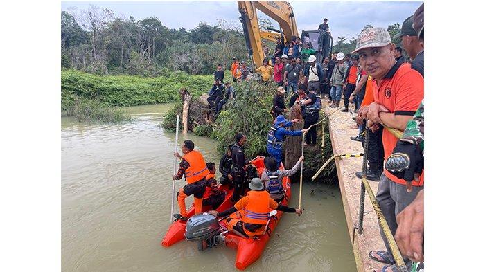 TERJUN KE SUNGAI - Tim gabungan melakukan pencarian terhadap korban truk colt diesel yang terjun ke Sungai Segati Desa Segati, Kecamatan Langgam, Kabupaten Pelalawan, Riau pada Sabtu (22/2/2025). Truk itu membawa 32 orang pekerja Hutan TanamanIndustri (HTI).