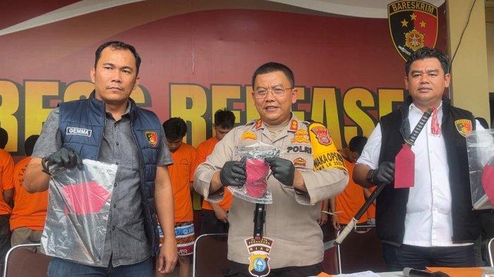 Wakapolresta Pekanbaru AKBP Henky Poerwanto didampingi Kasat Reskrim Polresta Pekanbaru Kompol Bery Juana Putra menjelaskan aksi para pelaku begal geng Duta Mas yang berhasil ditangkap.