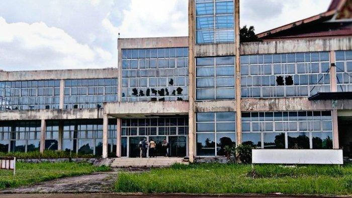 BANDARA TEMPULING - Sejak aktif beroperasi terakhir pada 2016 lalu, kondisi sejumlah fasilitas bandara yang terletak di Sungai Salak, Kecamatan Tempuling ini terlihat rusak berat, Senin (12/5/2025).