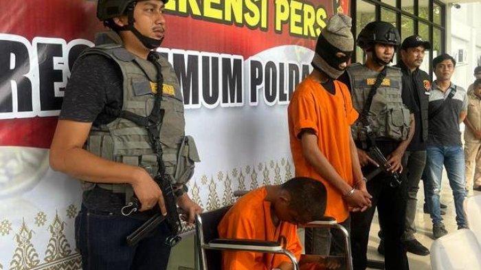 Dua jambret yang sebabkan Gofi Hidayana meninggal dihadirkan saat ekspos Polda Riau, Jumat (14/6/2024).