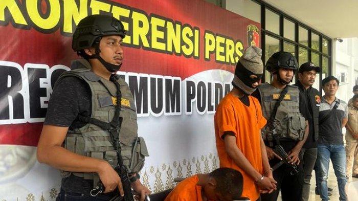 Dua pelaku yang menjambret korban Gofi Hidayana hingga tewas dihadirkan saat ekspos kasus di Pekanbaru, Jumat (14/6/2024)