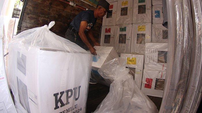 Logistik Pemilu 2024 didistribusikan di Kecamatan Sukajadi. Di kecamatan ini terdapat 7 kelurahan dengan 124 TPS, Senin (12/2/2024). Tribunpekanbaru.com/Theo Rizky