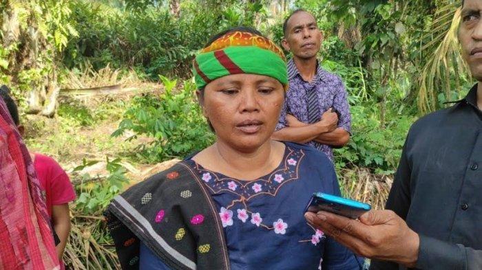 Yuliana Padang, ibu dari Rindu Syahputra Sinaga (14) siswa sekolah menengah pertama (SMP) di SMP Negeri I STM Hilir, Kabupaten Deliserdang tewas diduga usai disuruh Squat jump sebanyak 100 kali oleh gurunya, Jumat (27/9/2024).