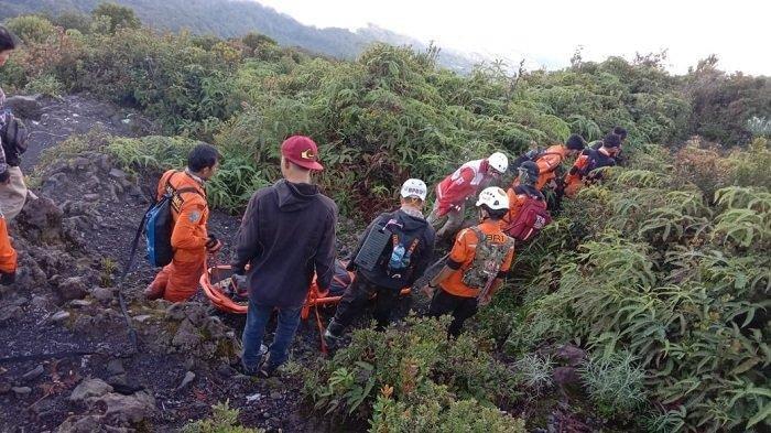 Proses evakuasi pendaki yang terjatuh di Gunung Marapi, Sumatera Barat, Sabtu (4/9/2021)