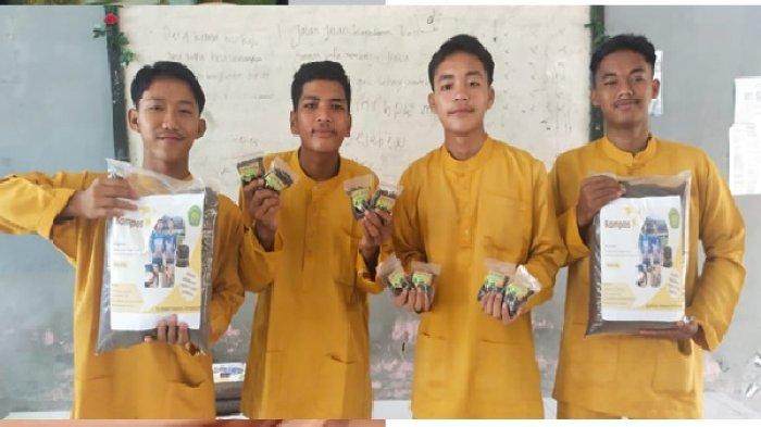 Siswa SMKN 1 Lubuk Dalam Siak menunjukan kompos yang telah dikemas.