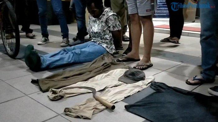 KASUS RAFA FAUZAN - Barang bukti beserta AB, terduga pelaku kasus hilangnya Rafa Fauzan saat ditampilkan di halaman Mapolres Singkawang, Minggu 15 Juni 2025 dini hari. AB sebelumnya mengaku menggunakan tangan kosong saat membekap mulut Rafa Fauzan.