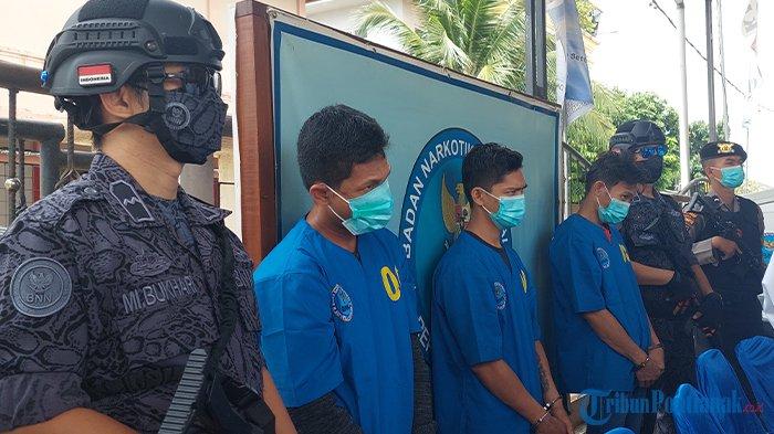 3 tersangka penyelundupan sabu melalui Bandara Supadio dengan modus menyimpan sabu di dalam Anus saat dihadirkan pada konfrensi pers di BNNP Kalbar, Rabu 18 Oktober 2023.