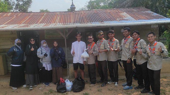 81 peserta didik SMAIT Al-Mumtaz Pontianak berekreasi dalam Perkemahan Pramuka Penegak di Danau Belibis pada Minggu (1/10) hingga Selasa (3/10).
