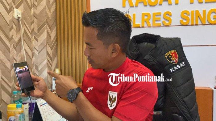 PENANGKAPAN PELAKU - Kasat Reskrim Polres Singkawang, AKP Deddi Sitepu, menunjukkan detik-detik penangkapan tersangka kasus hilangnya Rafa Fauzan (1 tahun 11 bulan) yang sempat menggegerkan warga Kota Singkawang. Pelaku yang berinisial AB ditangkap pada Sabtu 14 Juni 2025 malam di kawasan Komplek Pasar Hongkong, Jalan Budi Utomo, Kota Singkawang.
