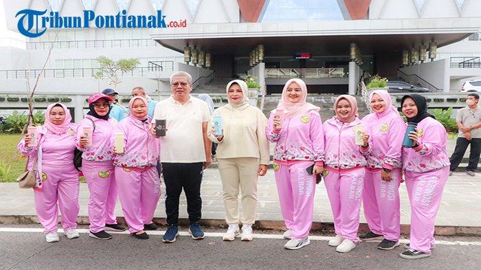 Foto bersama Pj Gubernur Kalbar Harisson dan Ketua Perwosi Kalbar Harisson saat Peringatan Hari Lingkungan Hidup Sedunia Tahun 2024. yang dirangkaikan dengan Gerakan menanam pohon bersama, serta senam dan jalan santai bersama dan pembagian tumbler, di Lingkungan Pemprov Kalbar, Jumat 6 Juni 2024.