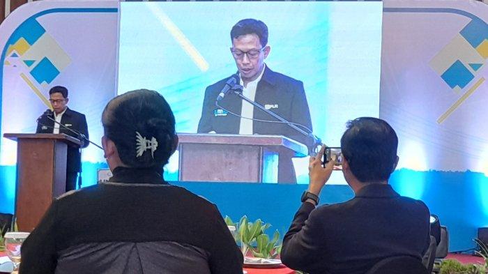 General Manager PLN Unit Induk Penyaluran dan Pusat Pengatur Beban (UIP3B) Kalimantan, Abdul Salam Nganro saat menyampaikan sambutan dalam event Ekosistem Peduli Listrik Award 2024 yang digelar di Qubu Resort Jalan Arteri Supadio, Kubu Raya, Kalimantan Barat, Kamis 14 November 2024. Abdul Salam mengatakan, layangan menjadi penyebab gangguan listrik paling dominan tiga tahun terakhir.