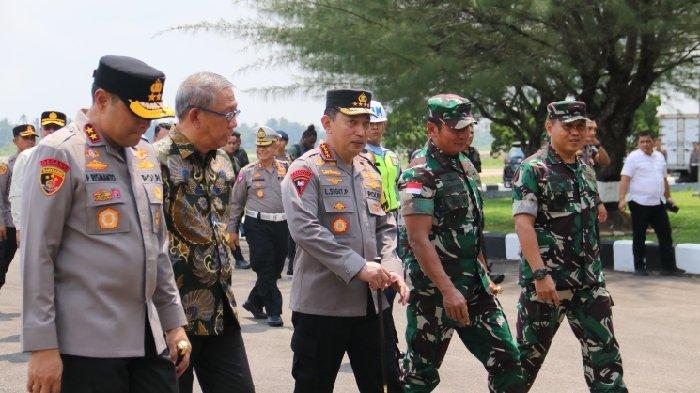 Sutarmidji bersama para Forkopimda Kalbar menyambut kedatangan Kepala Kepolisian Negara Republik Indonesia, Jenderal Polisi Listyo Sigit Prabowo yang di Kalimantan Barat, Sabtu 2 September 2023.