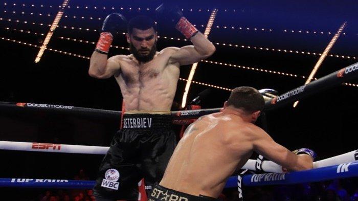Aksi Artur Beterbiev (mengangkat tangan) saat menumbangkan Joe Smith dalam perebutan gelar kelas berat ringan beberapa waktu lalu. Artur Beterbiev disamakan dengan Khabib Nurmagedov
