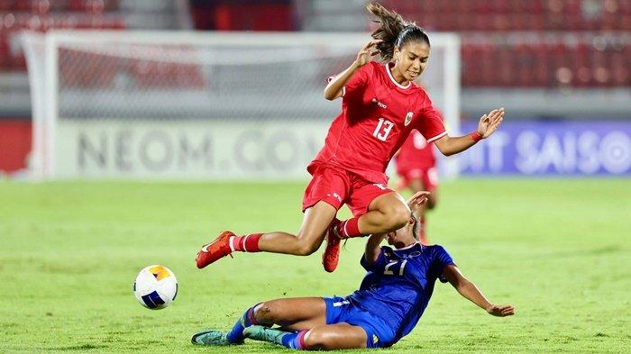 Aksi Claudia Scheunemann melompat saat dijegal pemain Filipina pada duel perdana fase grup Piala Asia U17 wanita AFC, Senin 6 Mei 2024 di Bali.