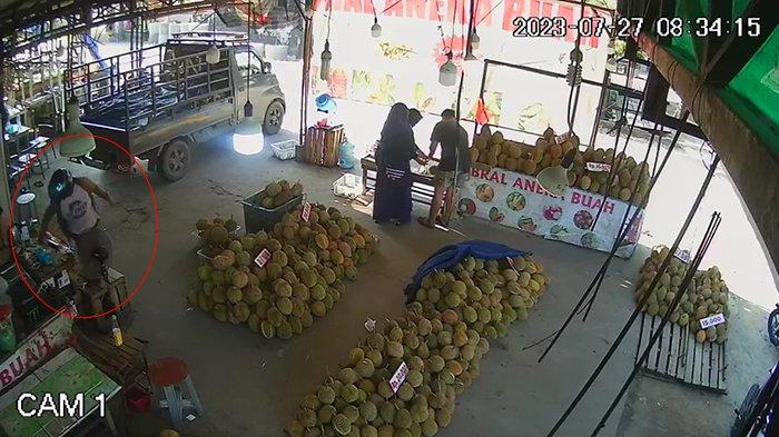 Aksi IRT yang terekam CCTV saat mencuri uang di lapak penjual Durian, Kamis 27 Juli 2023
