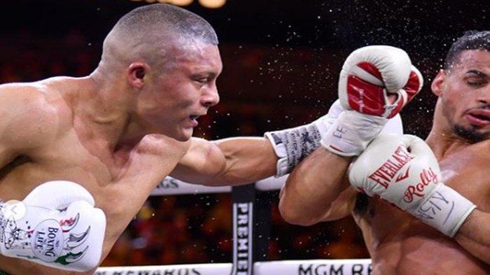 Aksi Isaac Cruz (kiri) saat melontarkan pukulan kerasnya saat menghadapi Rolando Romero dalam perebutan sabuk WBA belum lama ini. Isaac Cruz harus merelakan sabuk WBAnya dirampas Jose Valenzuela pada Minggu 4 Agustus 2024