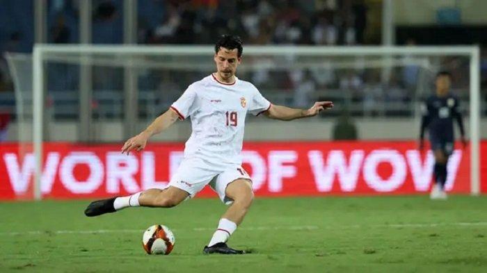 Aksi Thom Haye saat membela Timnas Indonesia pada laga Grup F Kualifikasi Piala Dunia 2026 melawan Vietnam di My Dinh Stadium, Vietnam, Selasa 26 Maret 2024.