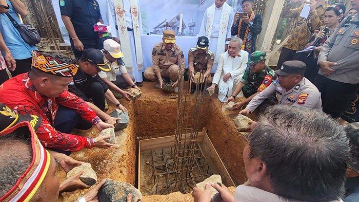 Sekda Kabupaten Ketapang Alexander Wilyo saat meletaka tiang pemberkatan pembangunan Gereja Katolik St.Laurensius Riam Bunut, Kecamatan Sungai Laur, Kabupaten Ketapang.