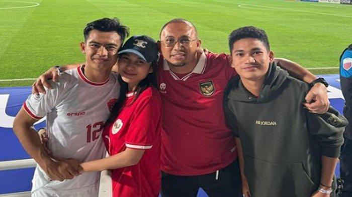 Andre Rosiade (berkacamata) saat foto bersama sang menantu Pratama Arhan pemain Timnas Indonesia dan keluarga.