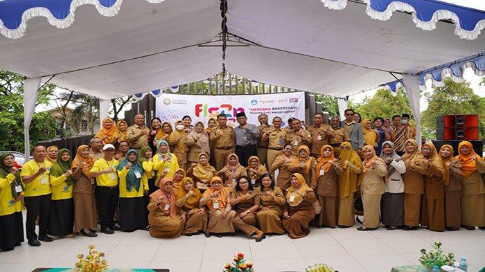 Pj Wali Kota Pontianak Ani Sofian berfoto bersama dengan para peserta usai membuka kegiatan FLS2N tingkat SD dan SMP se-Kota Pontianak di SMPN 8 Pontianak.