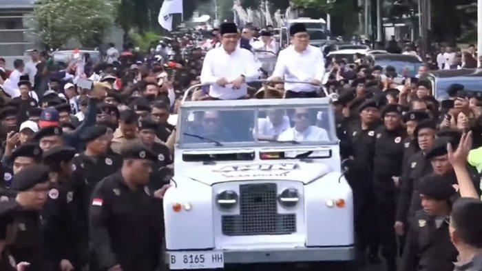 Anies Baswedan dan Muhaimin Iskandar saat menaiki mobil Jeep berplat B 8165 HH saat mendaftarkan diri ke KPU sebagai Capres-Cawapres