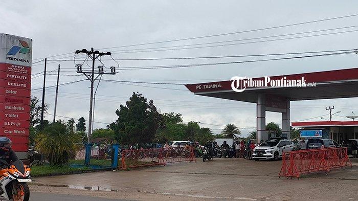 Antrean BBM di APMS BUMD Kapuas Hulu berjalan dengan lancar dan kondusif, dimana sempat beberapa hari kemarin, kekosongan BBM wilayah Putussibau dan sekitarnya, Kamis 18 April 2024.
