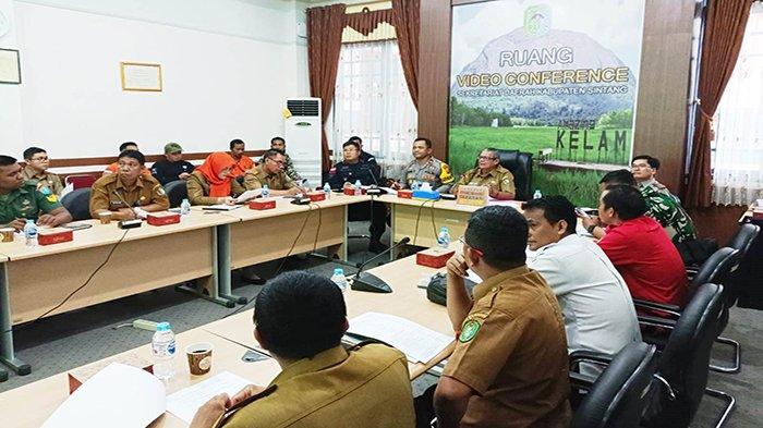 Asisten Pemerintahan dan Kesejahteraan Rakyat Sekretaris Daerah Kabupaten Sintang, Syarief Yasser Arafat memimpin jalannya rapat persiapan pembentukan struktur dan Tim Reaksi Cepat Penanggulangan Bencana Alam dan Non Alam Kabupaten Sintang di Ruang Rapat Sekretaris Daerah Kabupaten Sintang pada Selasa, 31 Oktober 2023.