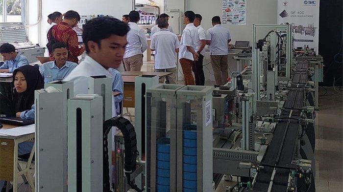 Auditor mengunjungi program Teknik Otomasi Industri di SMK SMTI Pontianak.