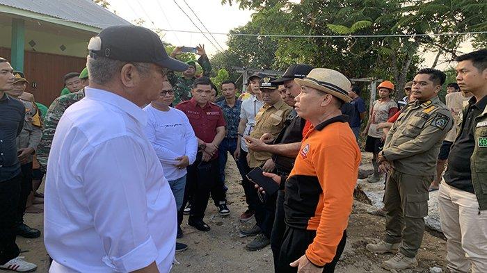 Penjabat (Pj) Gubernur Kalimantan Barat (Kalbar) Harisson meninjau langsung kondisi Jembatan Gantung Sungai Ensiang yang roboh, berlokasi di Dusun Jambu Pokoh, Desa Jambu Tembawang, Kecamatan Air Besar, Kabupaten Landak.