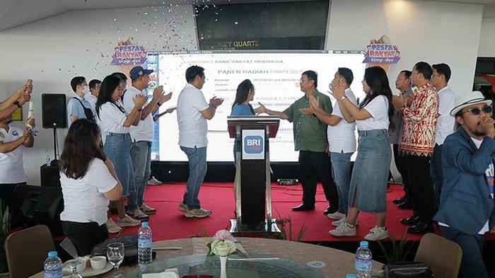BRI Branch Office Pontianak dan Gajah Mada kembali gelar Pesta Rakyat Simpedes periode 1 tahun 2023 dengan mengusung tema “Pede Raih Peluang” di Hotel Golden Tulip Pontianak, Sabtu 9 Desember 2023.