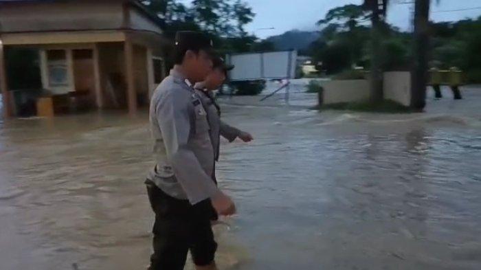 Banjir bandang sempat menerjang Desa Pak Laheng, Kecamatan Toho, Kabupaten Mempawah, Kalimantan Barat, pada Sabtu 1 Juli 2023 sore.
