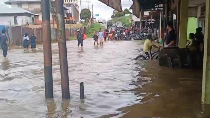 Banjir bandang yang juga sempat menerjang Jalan Raya Pasar Pahauman pada Rabu 17 April 2024.