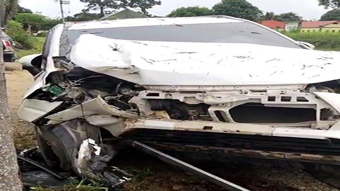 Kondisi mobil yang ditumpangi Ketua Bawaslu Kapuas Hulu Mustaan bersama rekannya, terlihat rusak parah dibagi depan, akibat diduga kecelakaan tunggal, di wilayah Kabupaten Sintang, Sabtu 27 April 2024.