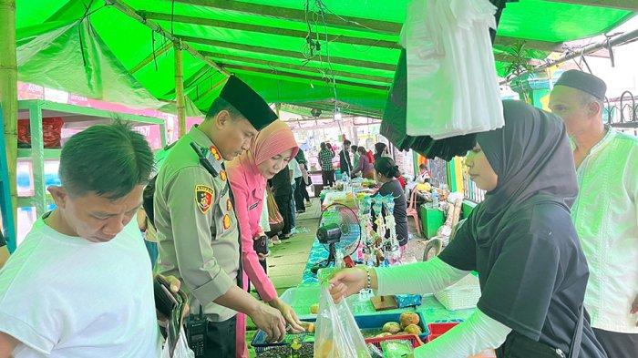 BELANJA TAKJIL - Kapolres Landak AKBP Siswo Dwi Nugroho, SH, SIK, mengunjungi Pasar Juadah dan belanja takjil di depan Masjid Syuhada, Rabu 5 Marjan 2025. Kehadiran Kapolres Landak dengan mengenakan pakaian dinas menarik perhatian para pedagang dan masyarakat yang tengah berburu hidangan berbuka.