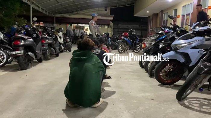 Belasan anak dibawah umur yang diamankan Polresta Pontianak karena membawa senjata tajam untuk tawuran dan akan berniat perang sarung, Minggu 17 maret 2024.