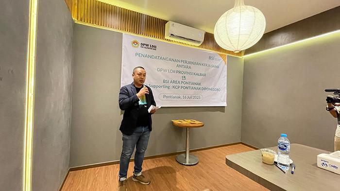 KATA SAMBUTAN - Beni Harisman Branch Manager BSI KCP Pontianak Diponegoro mewakili Hendro Kusworo Area Manager BSI Area Pontianak memberikan kata sambutan dalam acara penandatangan Mou perjanjian kerjasama BSI Area Pontianak dan DPW LDII Kalbar.