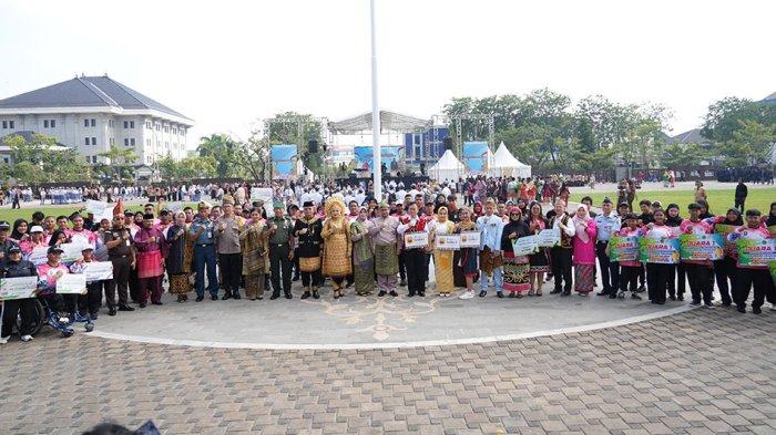 Foto bersama usai upacara bendera Puncak Peringatan Hari Sumpah Pemuda di Halaman Kantor Gubernur.