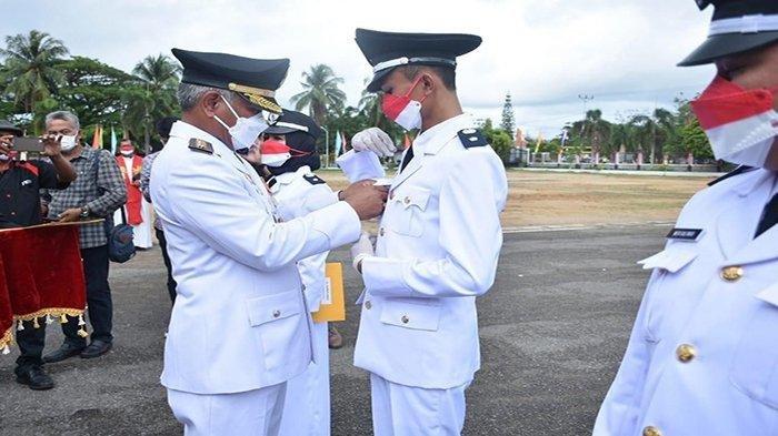 Bupati Ketapang Martin Rantan saat melantik kepala desa di Ketapang dua tahun lalu.
