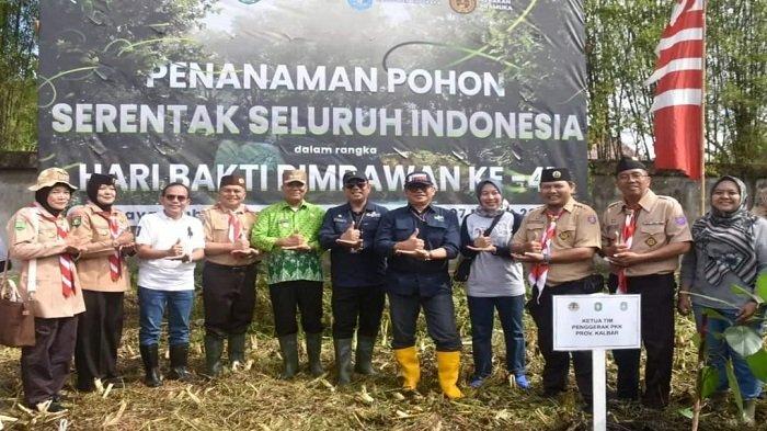Pj Bupati Kubu Raya Sy Kamaruzaman dan Staf Ahli KemenLHK RI Bidang Pengembangan Generasi Muda dan Pramuka Pramu Risanto usai kegiatan Penanaman Pohon Serentak Seluruh Indonesia dalam rangka Peringatan Hari Bakti Rimbawan ke-41 di areal Gedung Graha Pramuka Kwartir Daerah Kalimantan Barat di Jalan Arteri Supadio, Kecamatan Sungai Raya pada Kamis 7 Maret 2024.