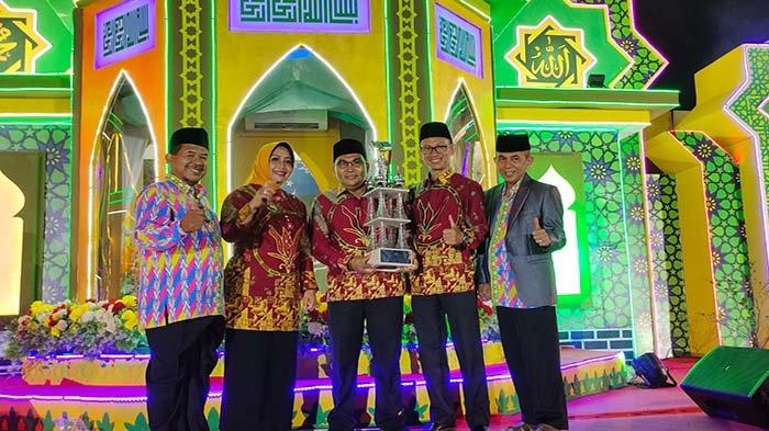 Bupati Mempawah Erlina bersama Kepala Kemenag Mempawah Hasib Arista (memegang piala), Ketua Kafilah Rohmat Effendy, Pelatih, dan Official, ketika mendapat juara umum MTQ ke-31 Tingkat Provinsi Kalbar di Kabupaten Sanggau, Kamis 31 Agustus 2023 malam.