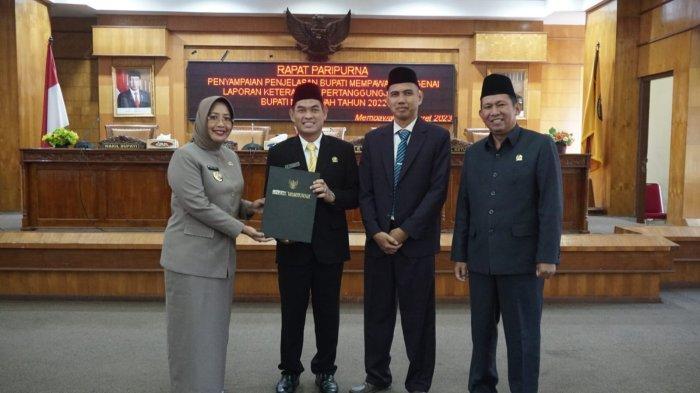 Bupati Mempawah Erlina serahkan LKPJ Bupati Mempawah Tahun Anggaran 2022 kepada Ketua DPRD Ria Mulyadi didampingi Wakil Ketua Sayuti dan Darwis, dalam Rapat Paripurna di Gedung DPRD Mempawah, Rabu 29 Maret 2023.