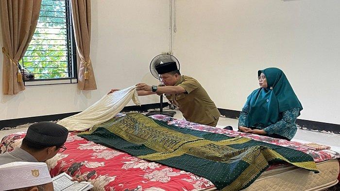 Bupati Sambas Satono melayat ke kediaman duka almarhum H. Burhanuddin A Rasyid di Desa Lumbang, Kecamatan Sambas, Senin 6 November 2023.